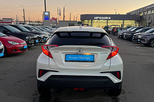 купить Тойота C-HR 2021, автосалон 